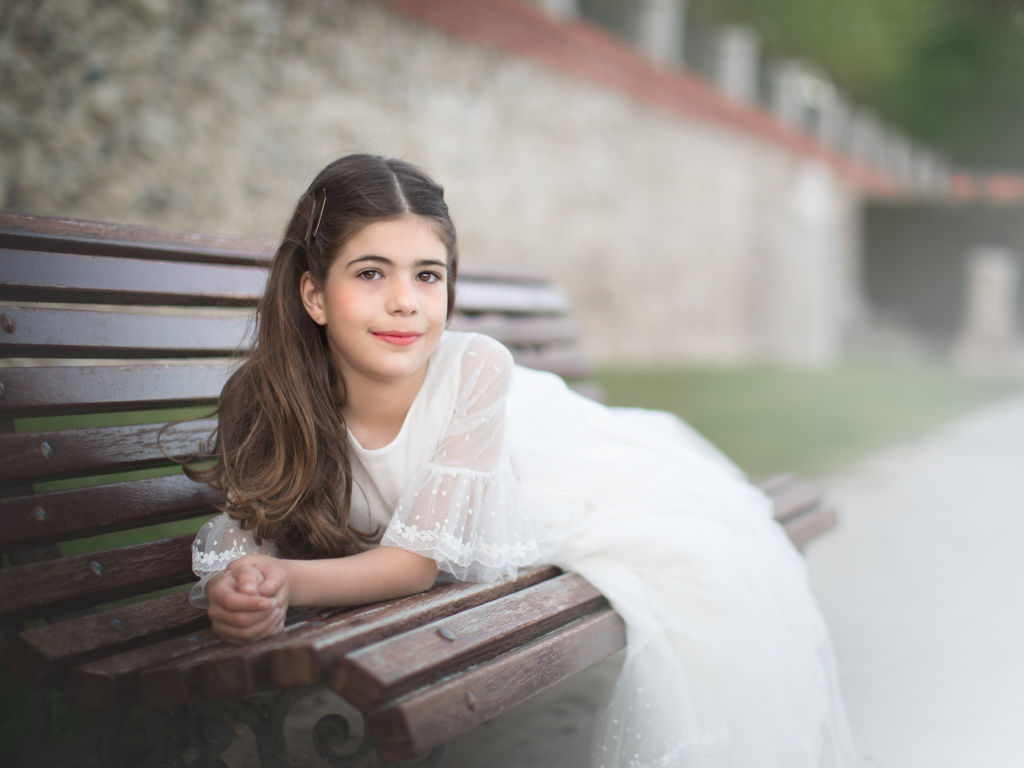 foto de niña con pelo largo y contraluz el dia de su reportaje de primera comunión en exteriores