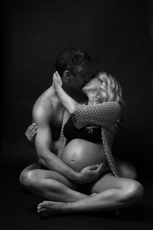 fotografia de embarazo en estudio con pareja