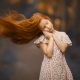 una foto artística de niña pelirroja con pelo volando