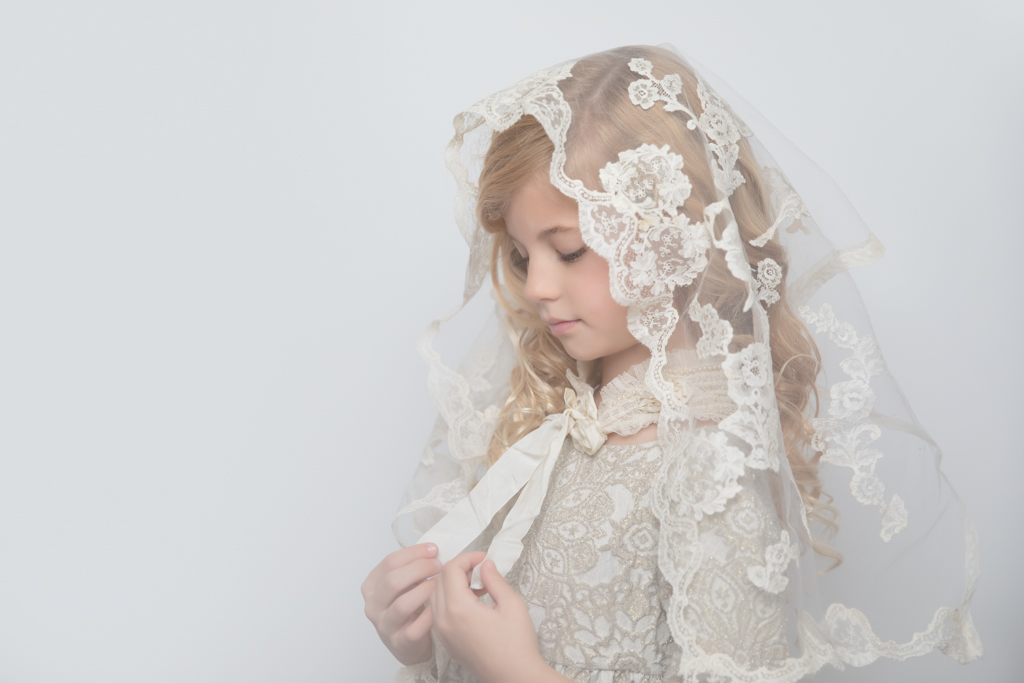 retrato de niña rubia en estudio de primera comunión