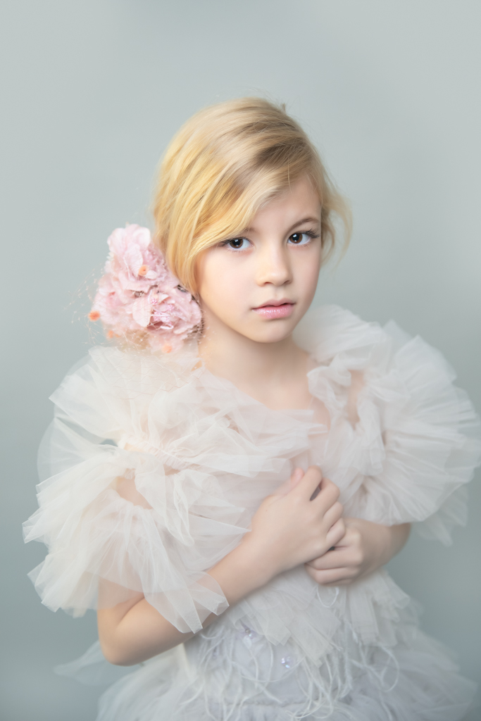 retrato de niña rubia en estudio de primera comunión