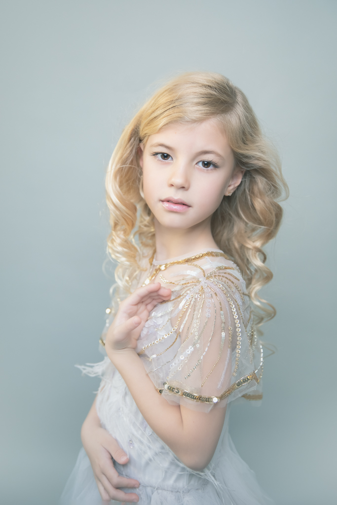 retrato de niña rubia en estudio de primera comunión