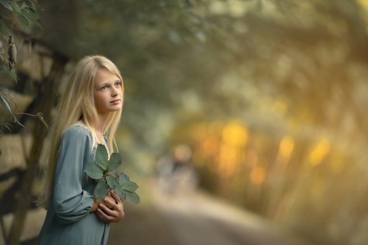foto de niña fotografiada en exteriores antes de su día de primera comunión