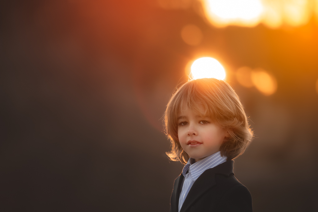 foto de niño de primera comunión al atardecer en exteriores