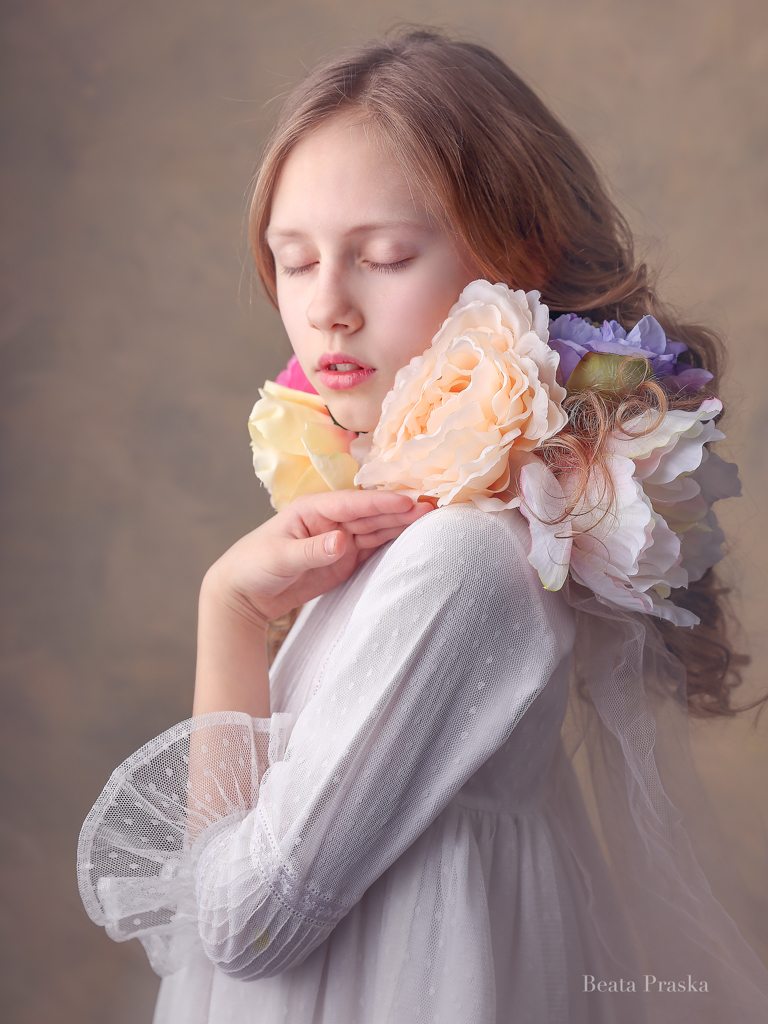 una foto de niña en vestido blanco de comunión en el estudio en Madrid