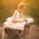 fotografia de una niña con vestido de comunión en el campo