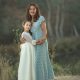 una madre y hija en vestido blanco de comunión durante una sesion de fotos en exteriores