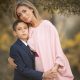 un varon en traje de primera comunión con su mama en una sesion fotografica de comuniones en exteriores
