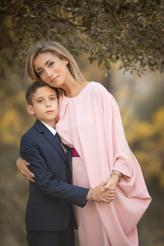 un varon en traje de primera comunión con su mama en una sesion fotografica de comuniones en exteriores