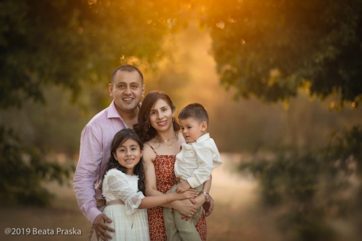 una foto de familia unida en reportaje de primera comunión en exteriores