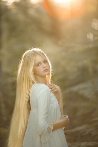 foto de niña rubia con pelo largo y vestido de comuniones