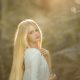 foto de niña rubia con pelo largo y vestido de comuniones