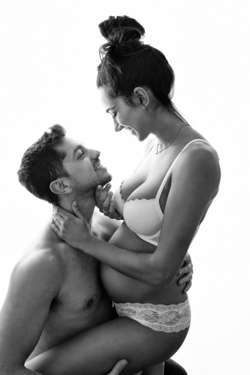foto de pareja embarazada en blanco y negro