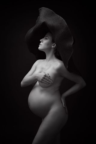 fotografia de embarazo elegante en blanco y negro