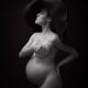 fotografia de embarazo elegante en blanco y negro