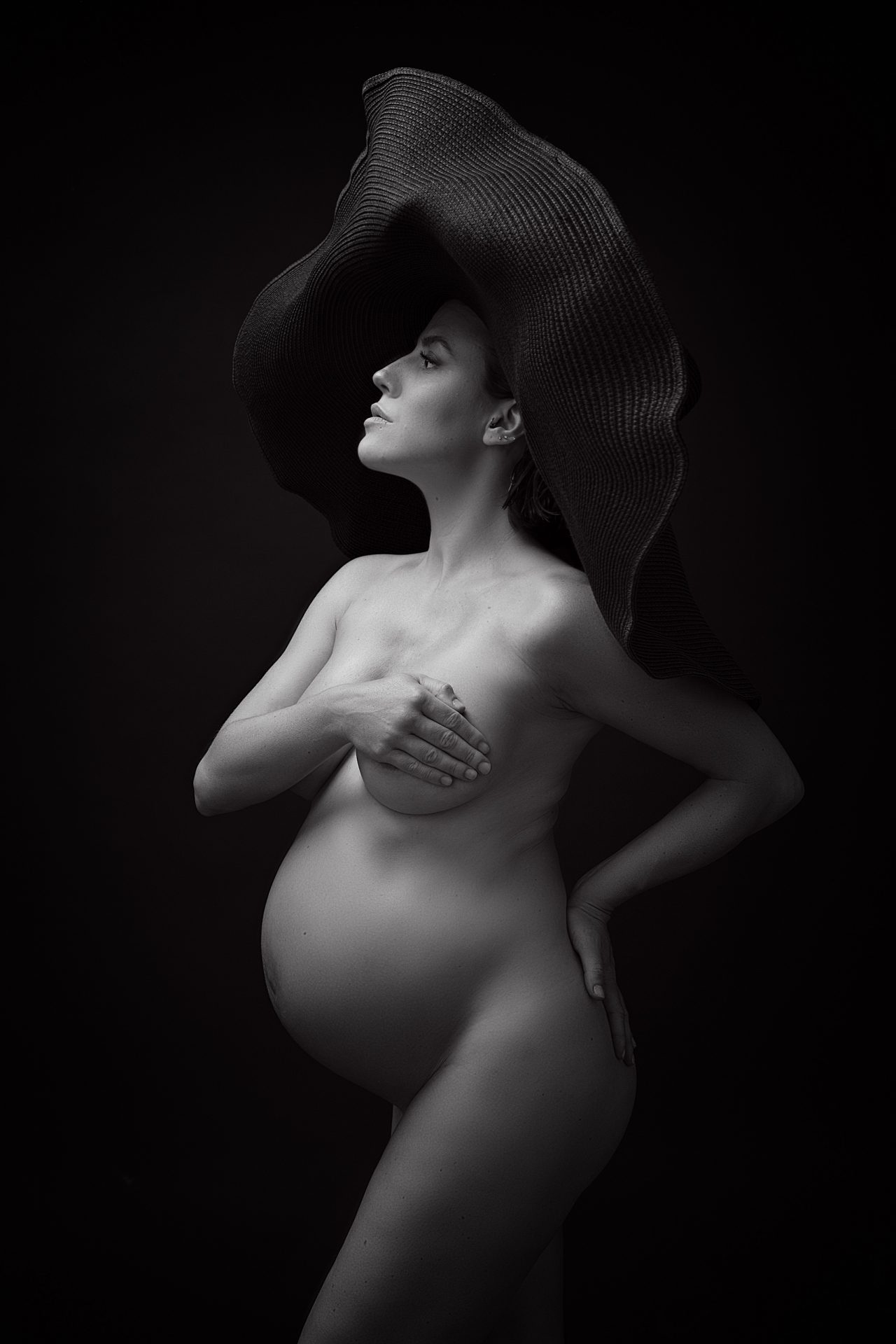 fotografia de embarazo elegante en blanco y negro