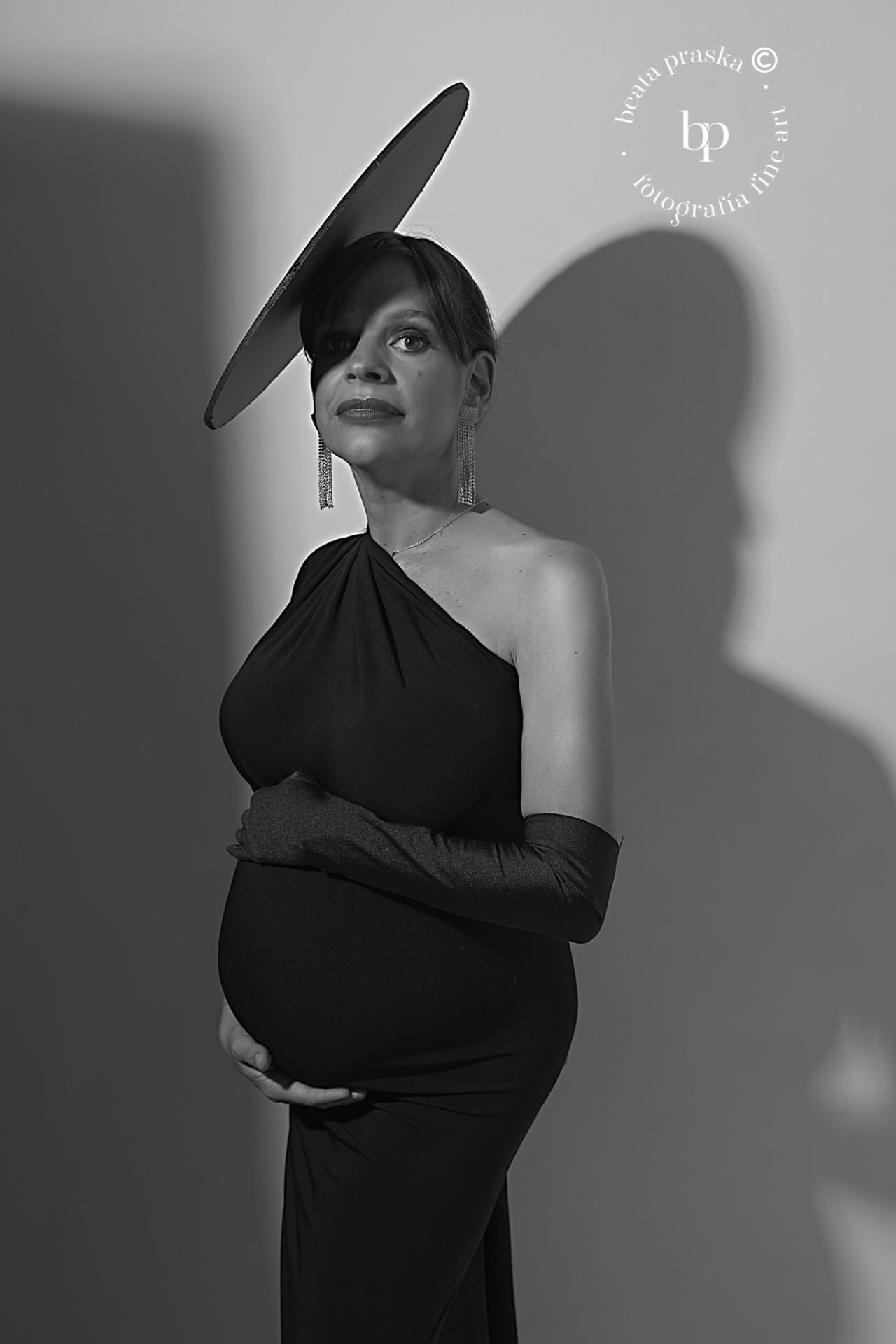 mujer embarazada elegante en blanco y negro en estudio de Beata Praska