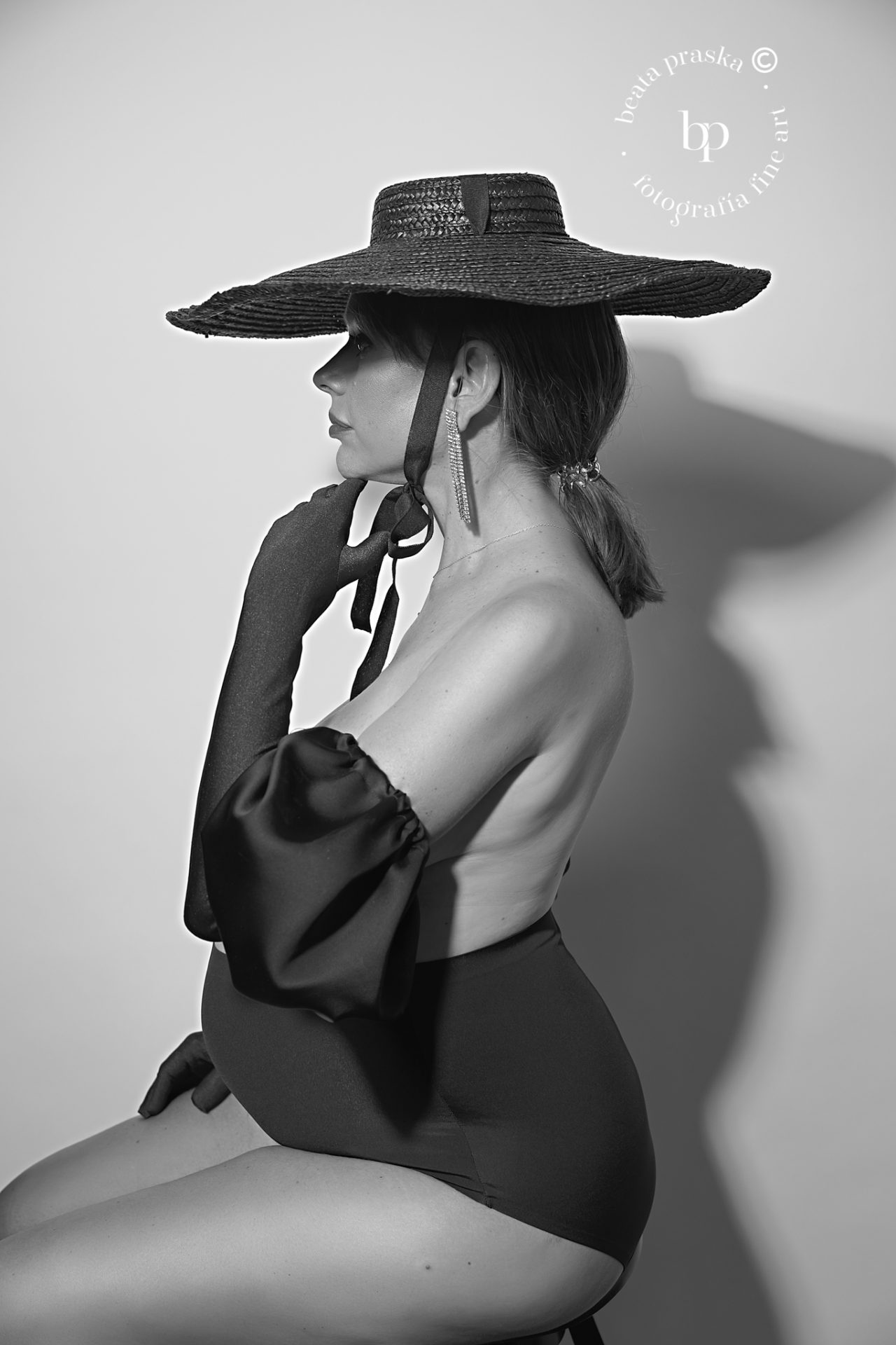 foto de mujer embarazada en sombrero en blanco y negro
