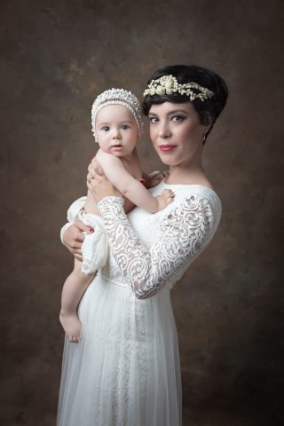 fotografia fine art de madre y hijo con gorro antiguo