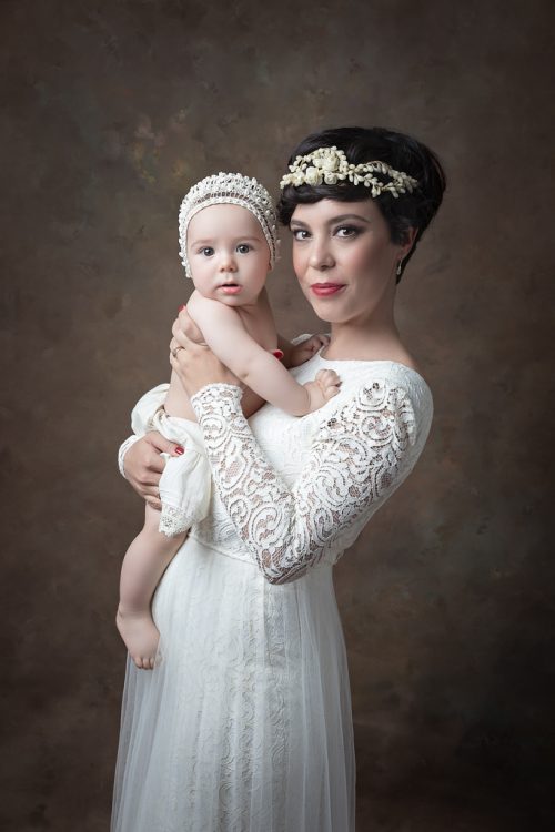 fotografia fine art de madre y hijo con gorro antiguo
