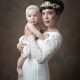 fotografia fine art de madre y hijo con gorro antiguo