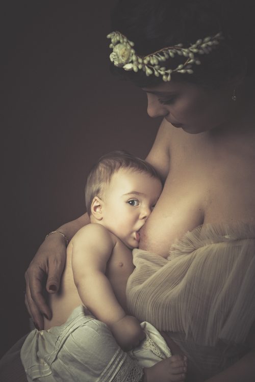 imagen del bebe mamando su mama
