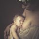 imagen del bebe mamando su mama