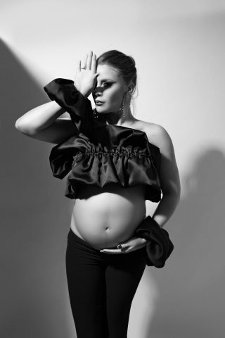 fotógrafo de embarazo fashion blanco y negro en Madrid