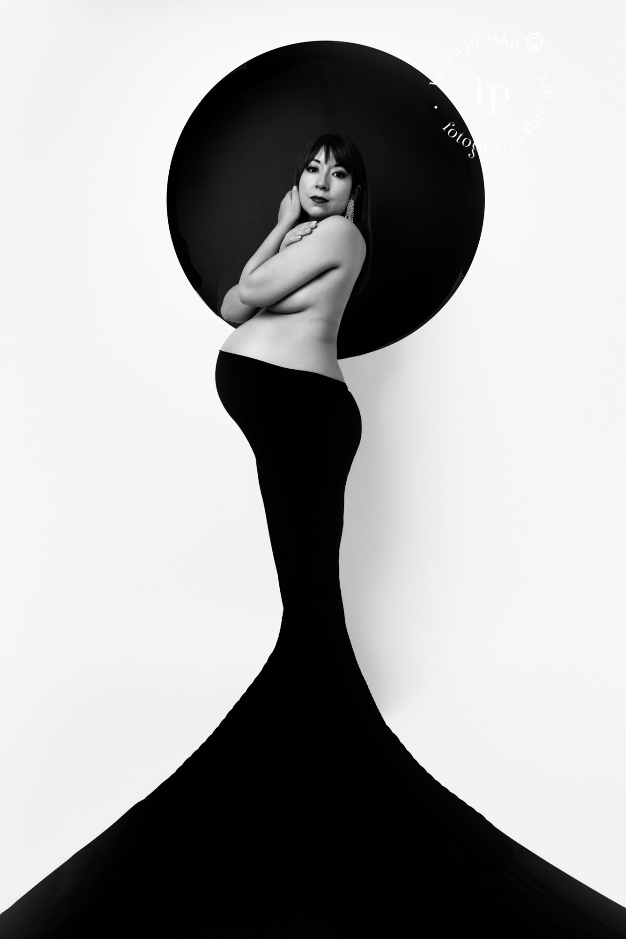 fotografia de maternidad en blanco y negro