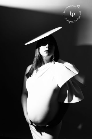 fotografia de embarazo elegante en blanco y negro