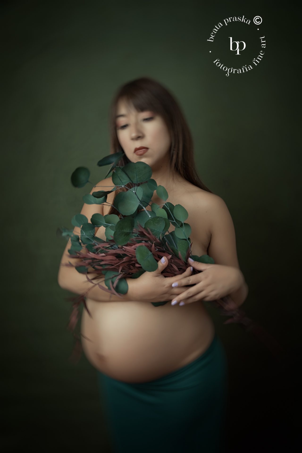 mujer embarazada fotografiada en estudio de Beata Praska Fotografia