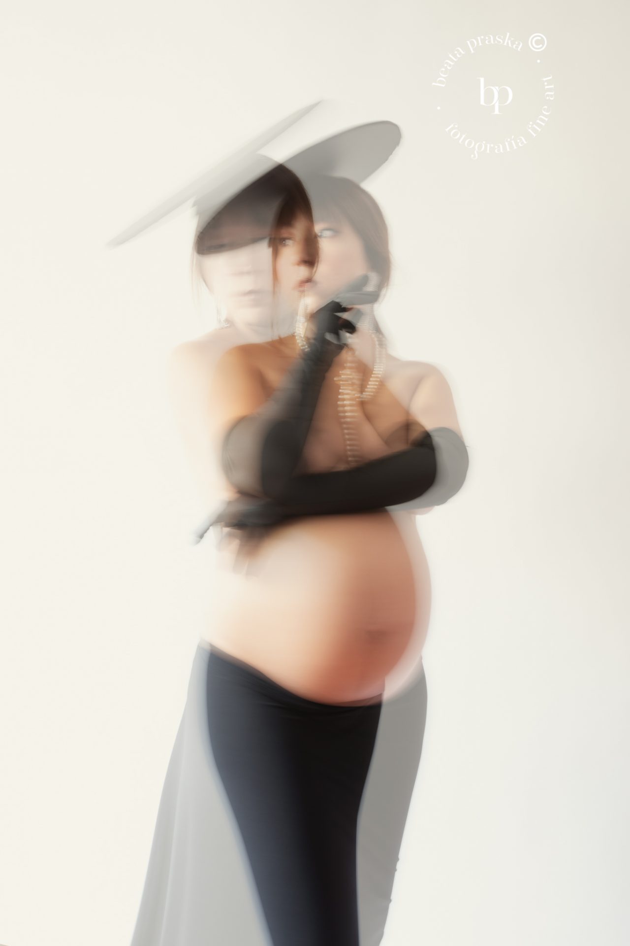 mujer embarazada fotografiada en estudio de Beata Praska Fotografia