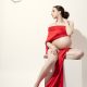 Mujer embarazada en rojo en sesion de fotos de maternidad con Beata Praska Fotografia