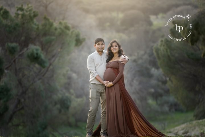 fotos de embarazo en exteriores con pareja por Beata praska fotografia