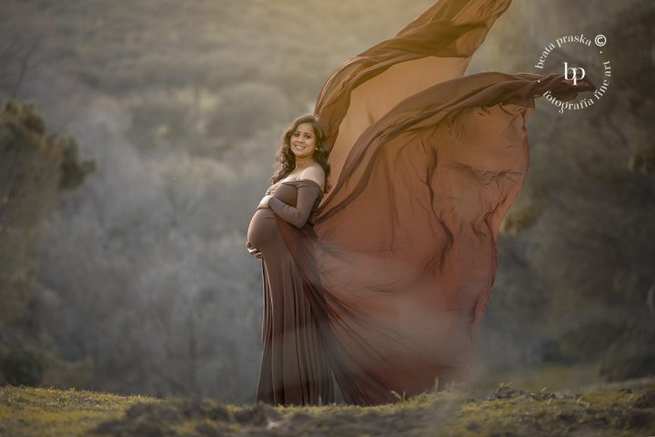 fotos de embarazo en exteriores con pareja por Beata praska fotografia
