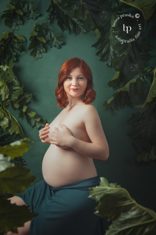 mujer embarazada pelirroja en fondo verde en estudio de Beata praska fotografia