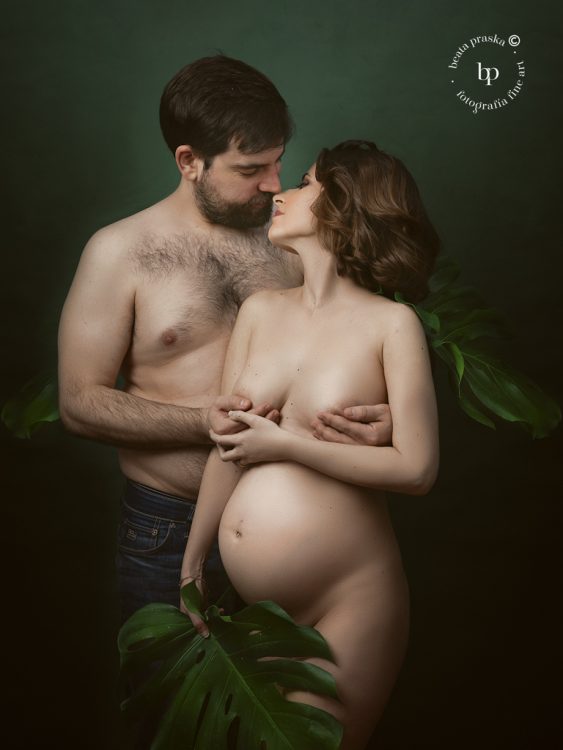 pareja embarazada en sesion fotográfica de embarazo en Madrid con Beata Praska Fotografia