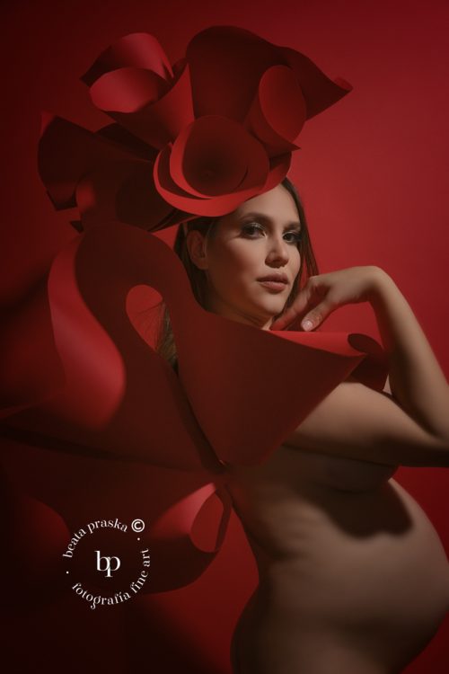 mujer embarazada en sesion fotografica estilo fashion con Beata praska Fotografia