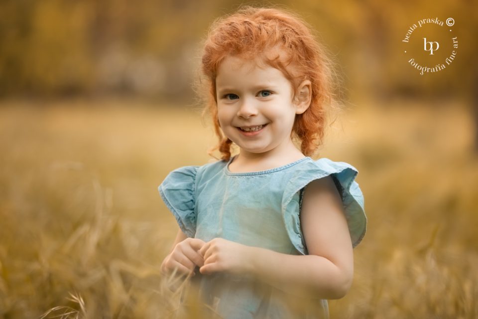Fotografia de una niña pelirroja fotografiada en exteriores