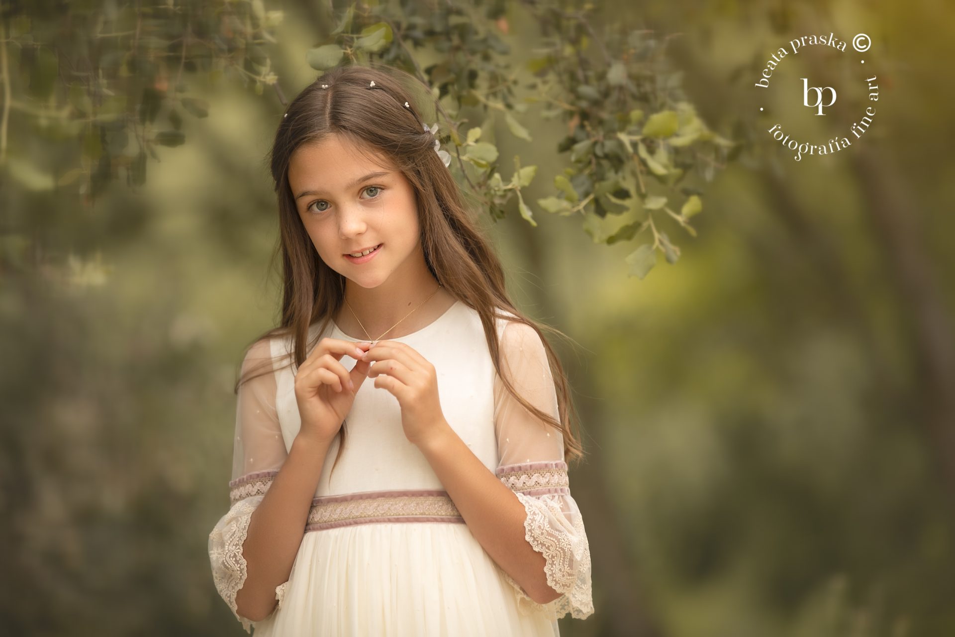 ninia en vestido blanco de primera comunión en reportaje fotografico en exteriores de Madrid