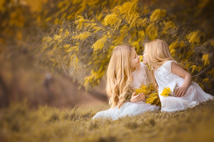 a foto de hermanas en vestido blanco en sesion fotografica de primera comunión en exteriores