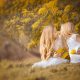 a foto de hermanas en vestido blanco en sesion fotografica de primera comunión en exteriores