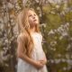 una foto de ninia rubia en vestido blanco en sesion fotografica de primera comunión en exteriores