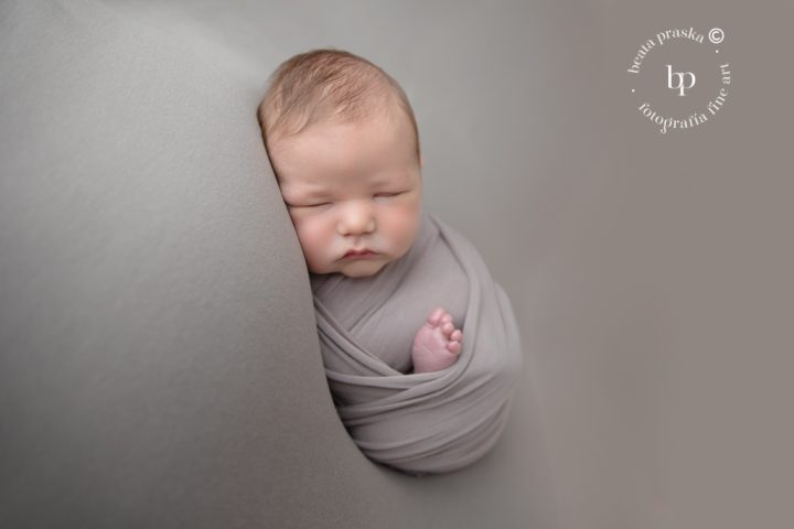 bebe varon recien nacido en su reportaje fotografico newborn en Madrid