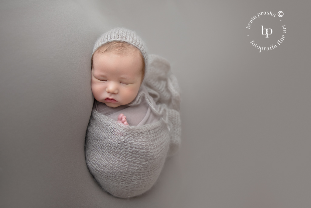 bebe varon recien nacido en su reportaje fotografico newborn en Madrid
