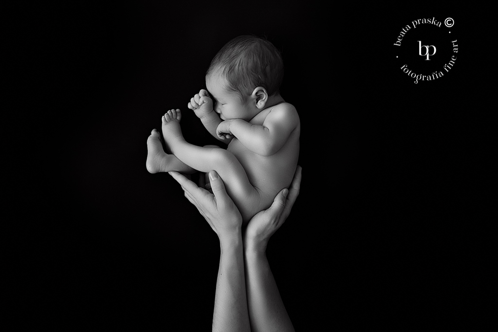 bebe varon recien nacido en su reportaje fotografico newborn en Madrid