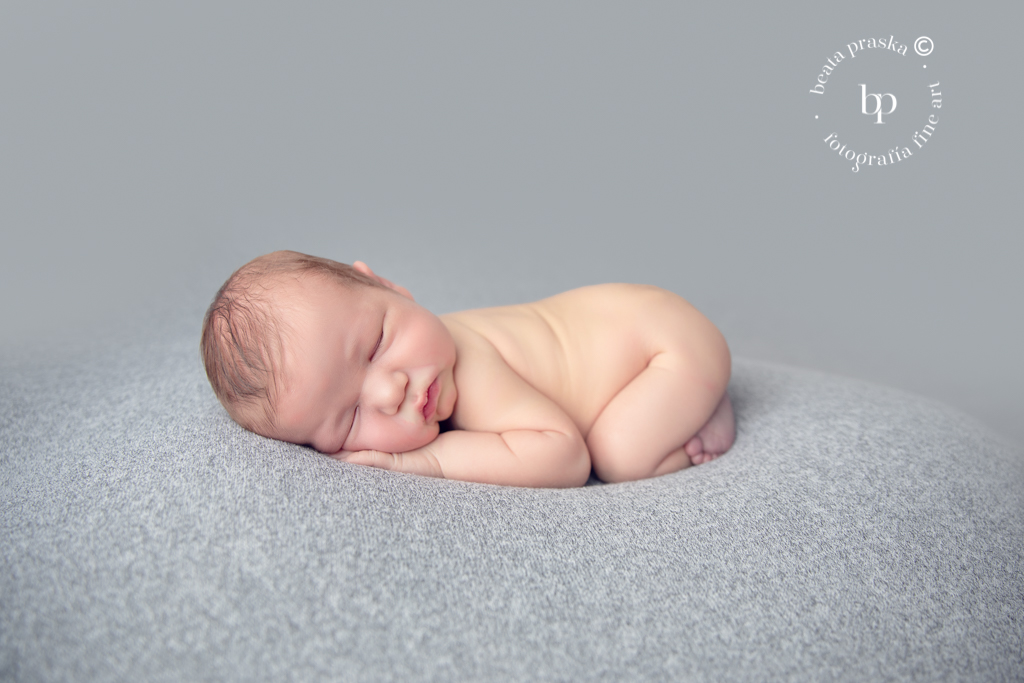 bebe varon recien nacido en su reportaje fotografico newborn en Madrid