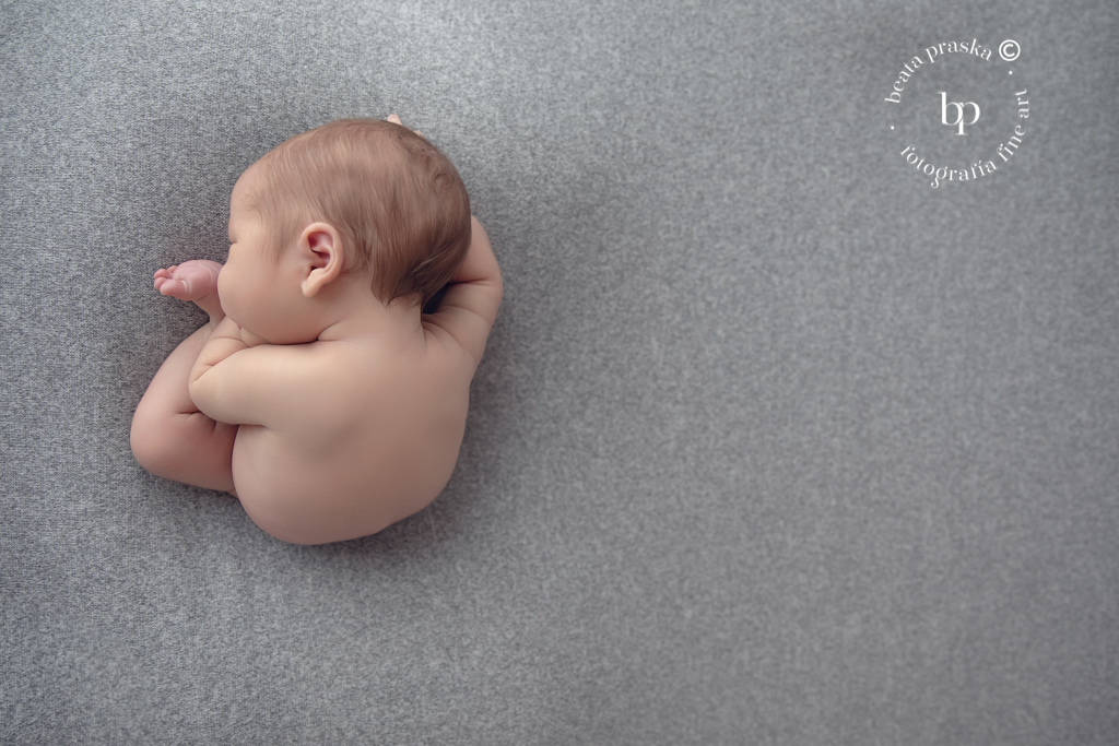 bebe varon recien nacido en su reportaje fotografico newborn en Madrid