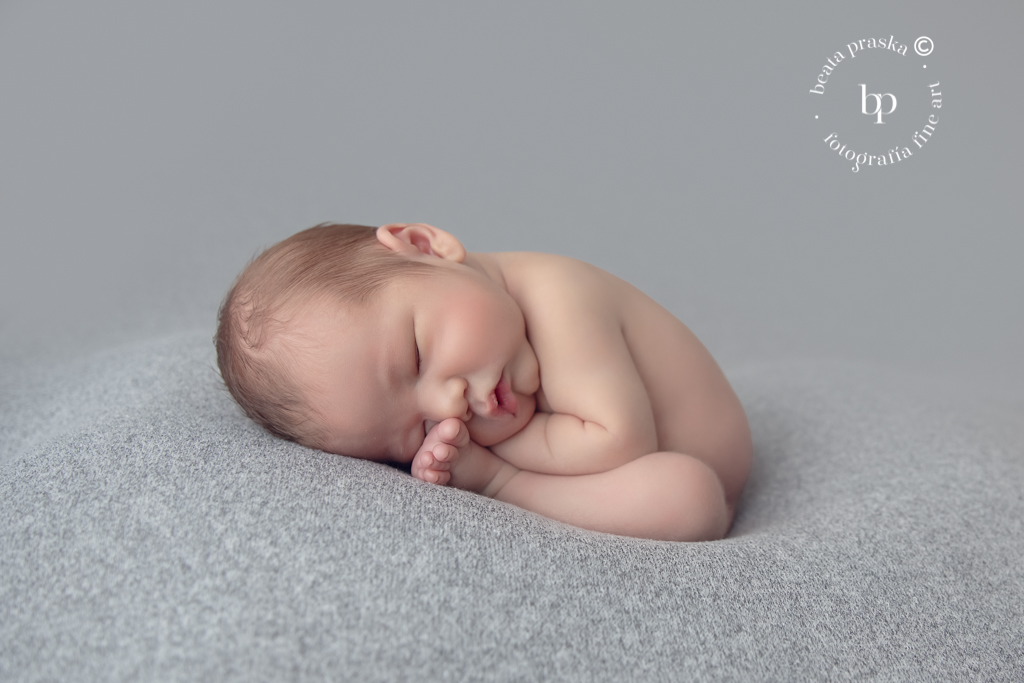 bebe varon recien nacido en su reportaje fotografico newborn en Madrid