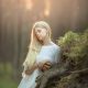imagen de niña rubia con pelo largo y vestido blanco de primera comunión en una sesion de fotos en exteriores